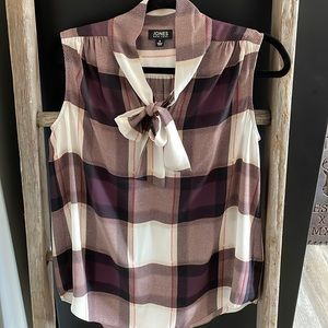 Sleeveless dress shirt